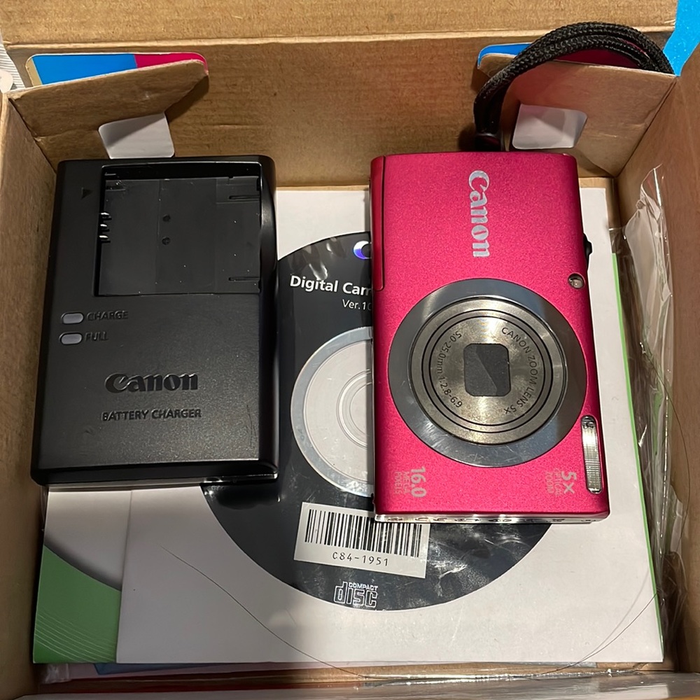 Cannon Powershot A2300 digital camera 📸 in pink💕